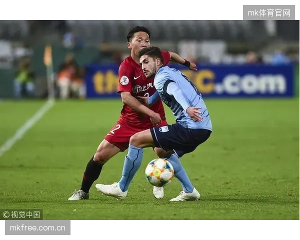 厄斯蒂高与阿耶尔的中卫搭档默契度面临大赛考验。 厄斯蒂高与阿耶尔的中卫搭档默契度面临大赛考验。